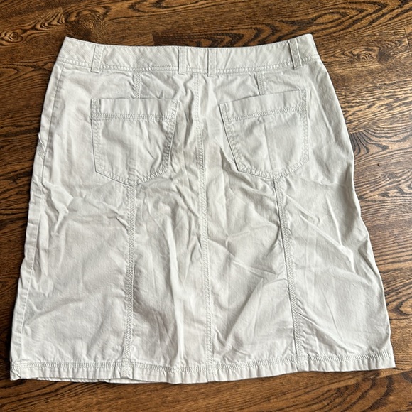 The most adorable light khaki colored skirt with the cutest buttons - Picture 2 of 4